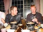 Holger og ystein spiser japansk mat.